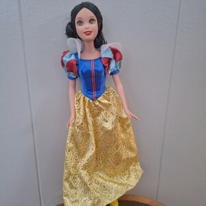 Vintage 2000s snow white doll